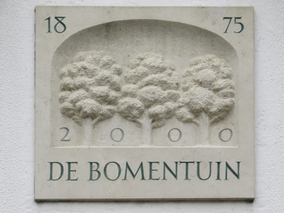 906142 Afbeelding van de gevelsteen 'DE BOMENTUIN 1985 2000' in de gevel van het pand Wagenstraat 8 te Utrecht.